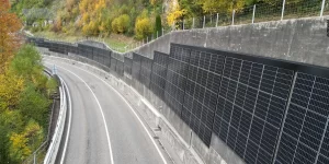 Read more about the article Függőleges napelemek egy svájci út mentén